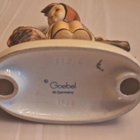 Hummel Just Resting Girl on Fence with Basket Flowers Vintage Figurine Germany - Picture 5 of 5